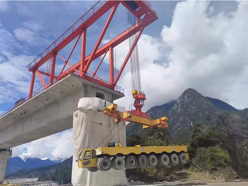 我公司為川藏鐵路制造的200噸懸臂起重機(jī)，順利交付使用